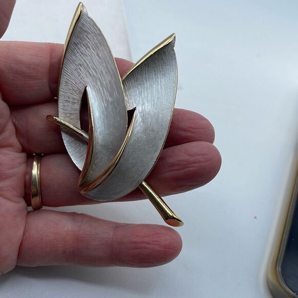 Vintage brushed leaf brooch with white enamel decor - Picture 2 of 6